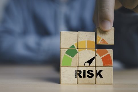 Risiko_hoch_Holzkloetze-2